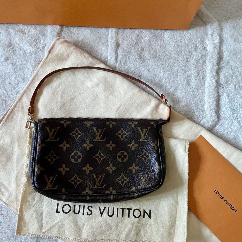 LOUIS VUITTON
Monogram Pochette